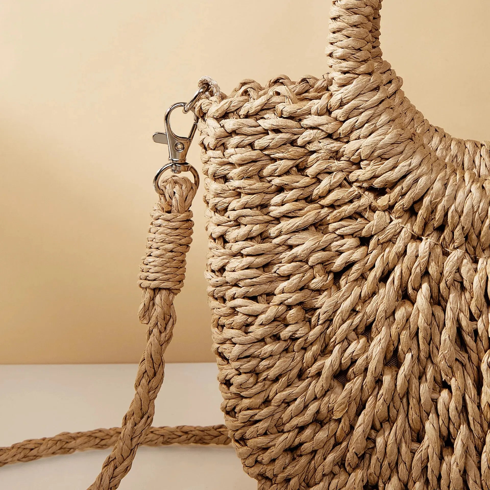 Bolso de hombro en rafia